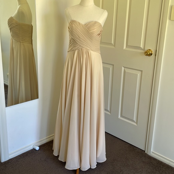 Dresses & Skirts - Stunning cream gown perfect for prom or wedding